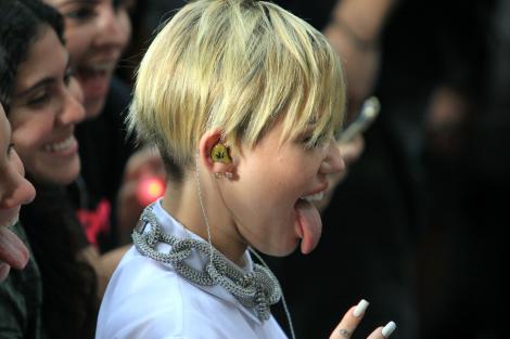Miley Cyrus o comite din nou! Cantareata danseaza lasciv alaturi de pitici
