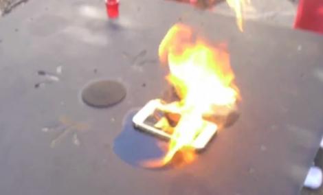 Cum arde un iPhone 5S? Reuşesc flăcările să-l strice?