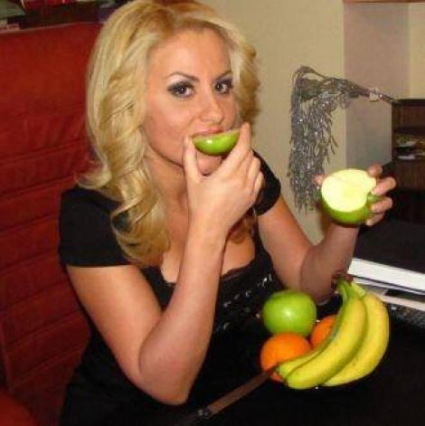 Oana Turcu se menţine fresh cu fructe