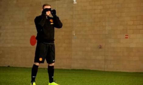 VIDEO: Rooney, golgeterul legat la ochi! A reusit un voleu de senzatie, fara sa vada nimic!
