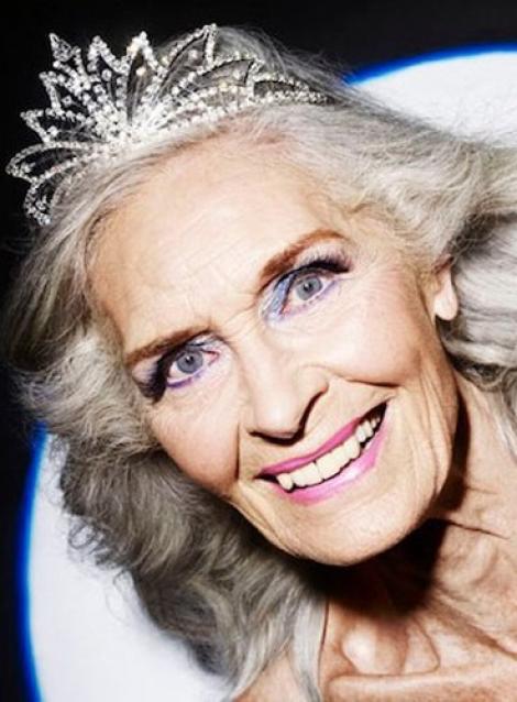 GALERIE FOTO! O femeie de 84 de ani face senzatie in lumea modei! Castiga 1.000 de lire sterline la fiecare prezentare!