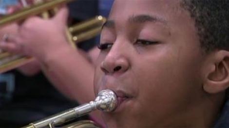 INCREDIBIL: S-a născut fără mâini, dar cântă la trompetă cu ajutorul picioarelor!