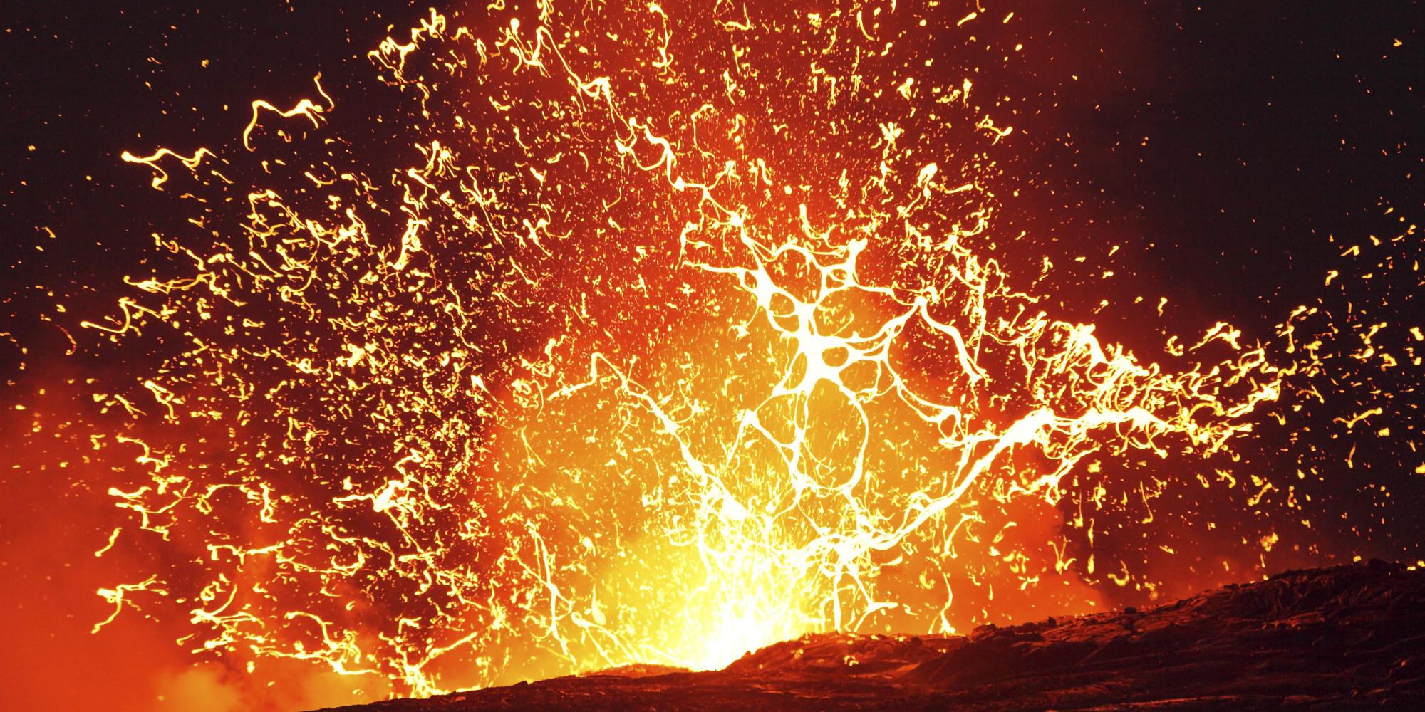 Тревога вулкан. Извержение вулкана магма. Извержение вулкана 2023. Извержение вулкана Пылающая магма. Брызги ЛАВЫ.