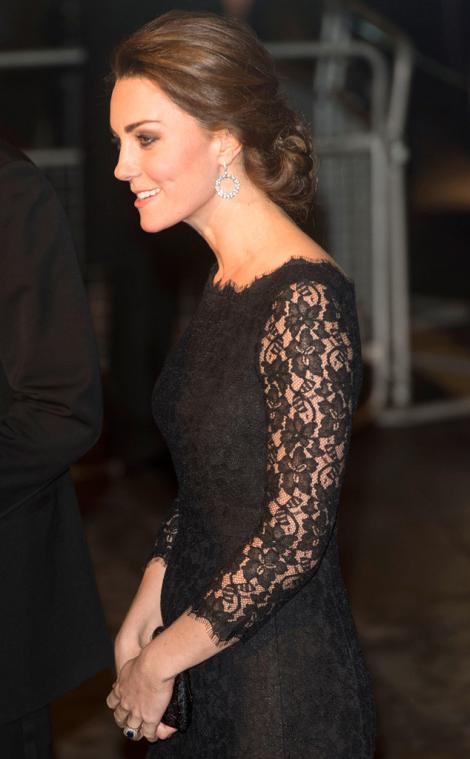 FOTO: I SE VEDE BURTICA! Kate Middleton arată superb însărcinată a doua oară, pe covorul roșu!