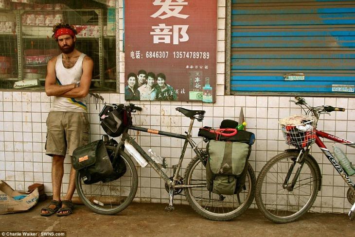 Un adevărat aventurier! La 27 de ani, a străbătut 69.000 de kilometri cu bicicleta şi a văzut 61 de ţări! Imaginile sunt…absolut SPECTACULOASE!