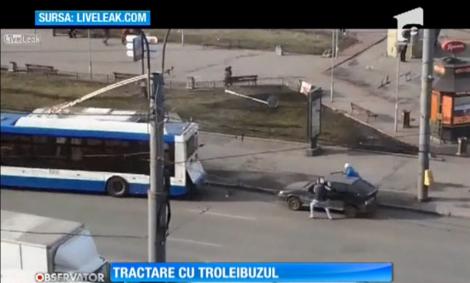 În Rusia, maşina se tractează cu troleibuzul!