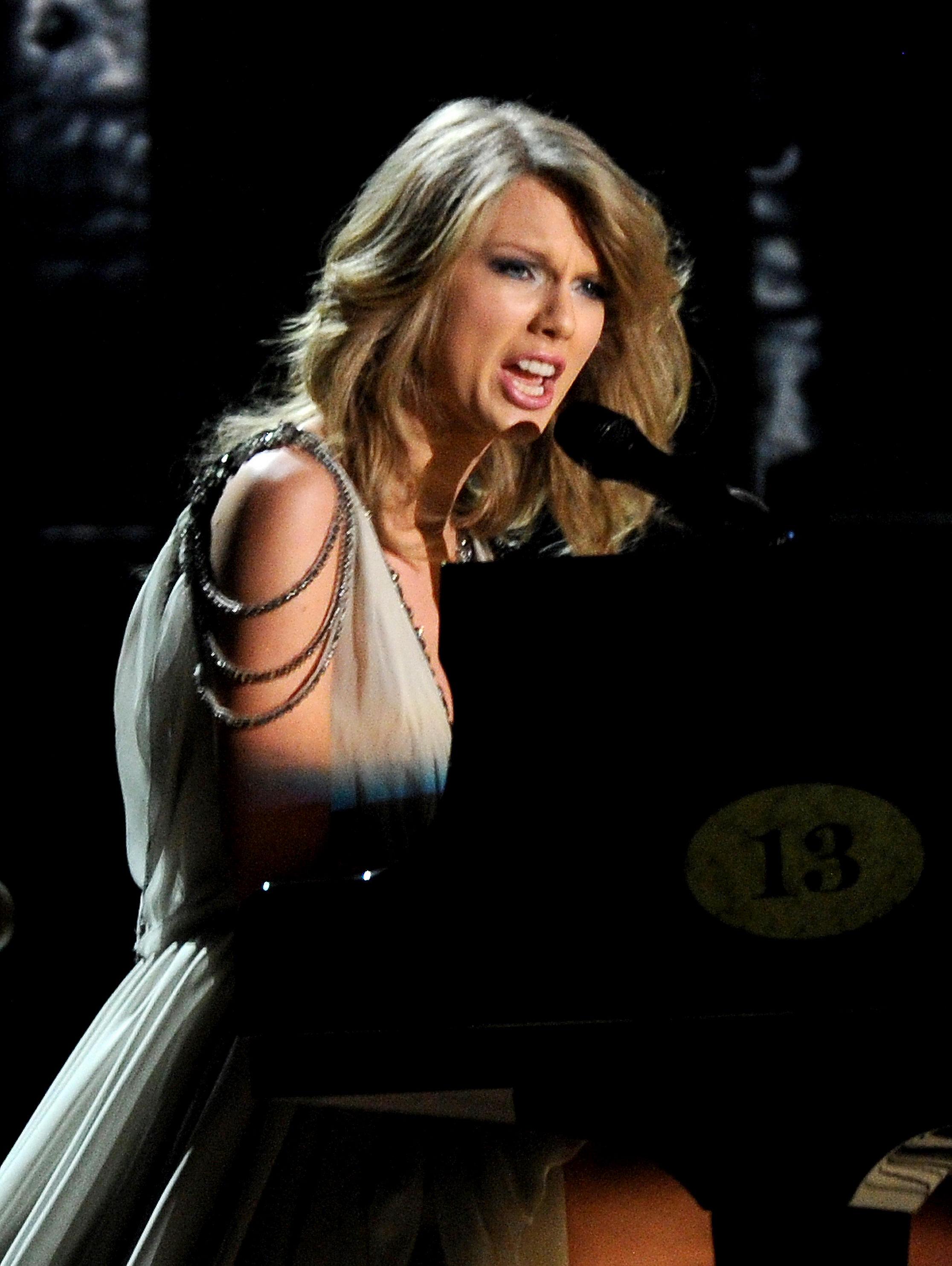 Momente tensionate pentru Taylor Swift, în timpul unui concert, la