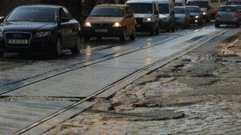 Capitala dă în gropi! Zeci de şoferi îşi rup maşinile în craterele din asfalt