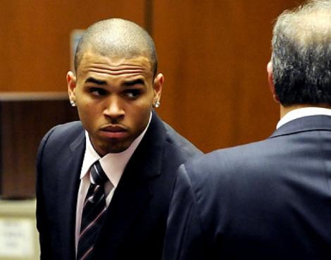 Chris Brown a ajuns din nou în arest