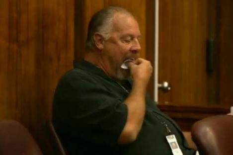 Un fost poliţist a mâncat o dovadă în sala de judecată