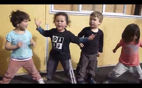 Dansul de război "Haka" nu a fost niciodată mai spectaculos! Varianta cu copii stârneşte valuri de râs!