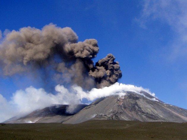 A erupt vulcanul Etna. Un aeroport din Sicilia a fost închis