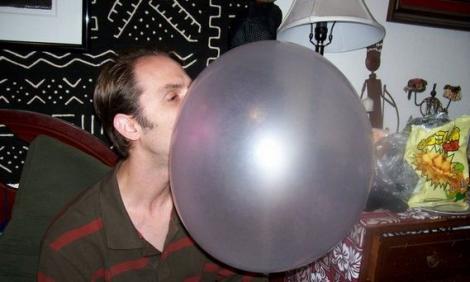 Inedit! Acesta este cel mai mare balon din gumă de mestecat