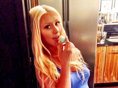 Christina Aguilera întâmpină vara cu o ditamai burtica