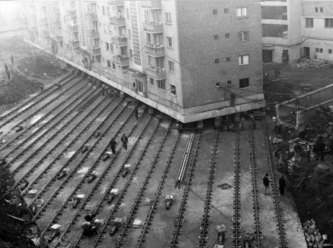 România lui Ceauşescu, '87: Un bloc de 7 600 de TONE, mutat pe roţi, cu locatarii înăuntru!