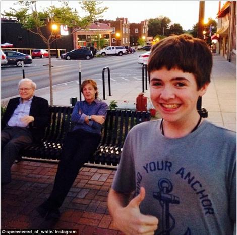Nici nu visa să facă un asemenea selfie: Un băiat din SUA s-a pozat cu Paul McCartney şi Warren Buffet