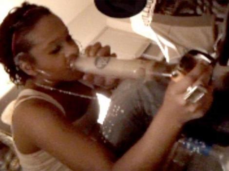 Puiul lui Whitney Houston trage marijuana cu biberonul!!! Așchia nu sare departe de...