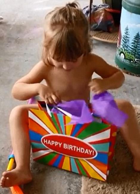 Reacţie ULUITOARE! Ce spune o fetiţă de trei ani când primeşte cadou o pereche de chiloţi bărbăteşti