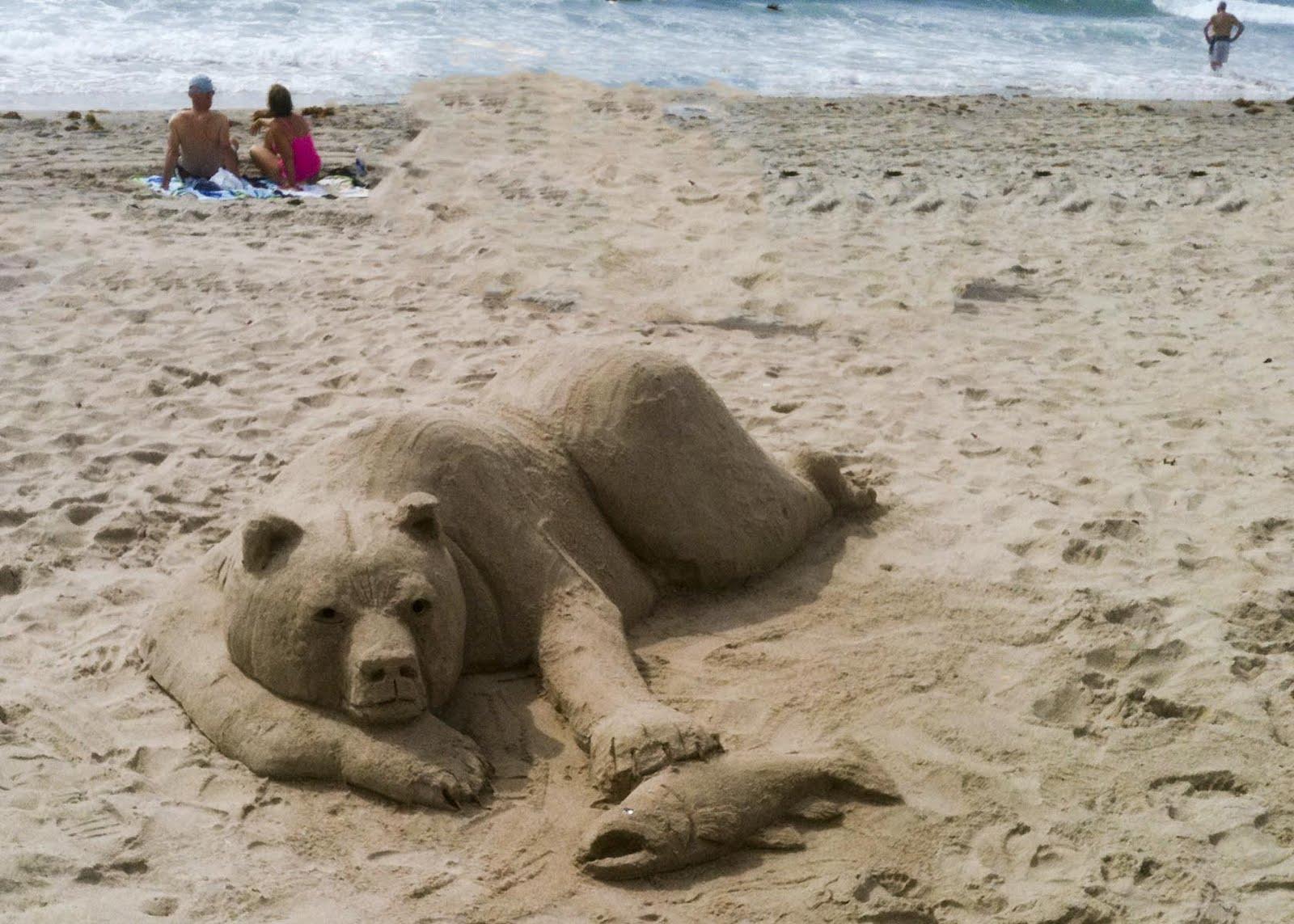 Что можно слепить из песка. Фигуры из песка. Фигурки из песка на пляже. Песочные фигуры на пляже. Детские фигуры из песка.
