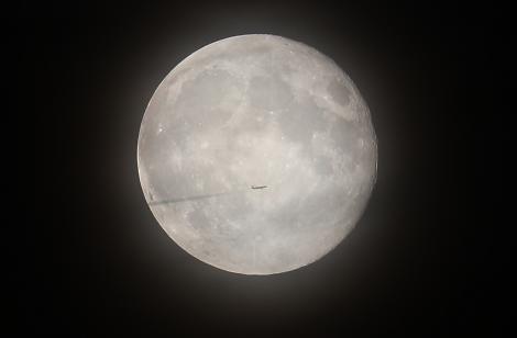 Spectacol pe cer: Uite cum arată un avion care zboară către Super Lună!