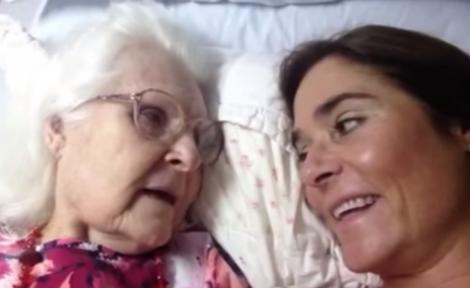 Se întâmplă o singură dată în VIAȚĂ! La 87 de ani, o mamă bolnavă de Alzheimer și-a recunoscut FIICA! Totul a fost FILMAT