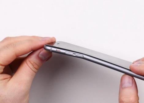 O nouă lovitură pentru iPhone 6! Doi tineri arată cum noul smartphone se poate rupe FOARTE UȘOR!