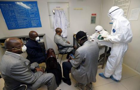 PREMIERĂ! PRIMUL caz de Ebola tratat în Marea Britanie
