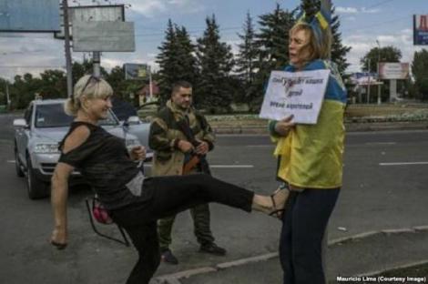 Cruzime înfiorătoare la Donețk! O femeie a fost torturată de separatiștii pro-ruși!