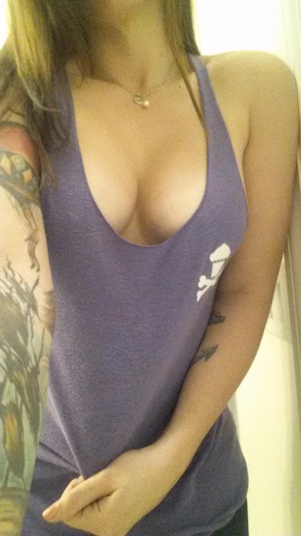 Девочка 14 без лифчика. Девушки 14 без лифа. Грудь девушки 14. Грудь девушки 14 лет. Девушка 14 лет в майке грудь