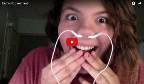 VIDEO: Şi-a înfipt în nas o pereche de căşti şi a pornit muzica! Ce s-a întâmplat apoi