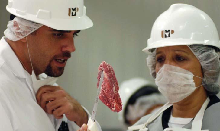 Descoperire șocantă la o măcelărie! Clienții s-au îngrozit când au aflat ce carne au cumpărat!