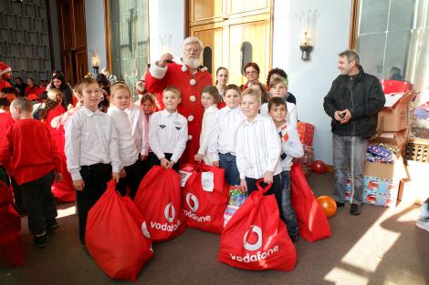 380 de copii defavorizaţi din toată ţara au primit daruri de la Moş Crăciun