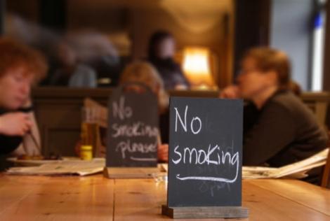 Legea care interzice fumatul în spații publice, adoptată de Parlament