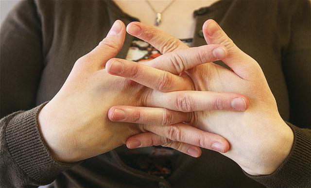 Îți trosnești degetele? Specialiștii au descoperit efectele pe termen lung ale acestui obicei