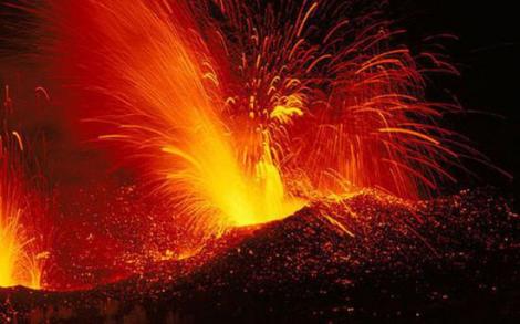 A fost spectacol pe cer! Vulcanul Etna a erupt după doi ani și a produs ”fulgere vulcanice”
