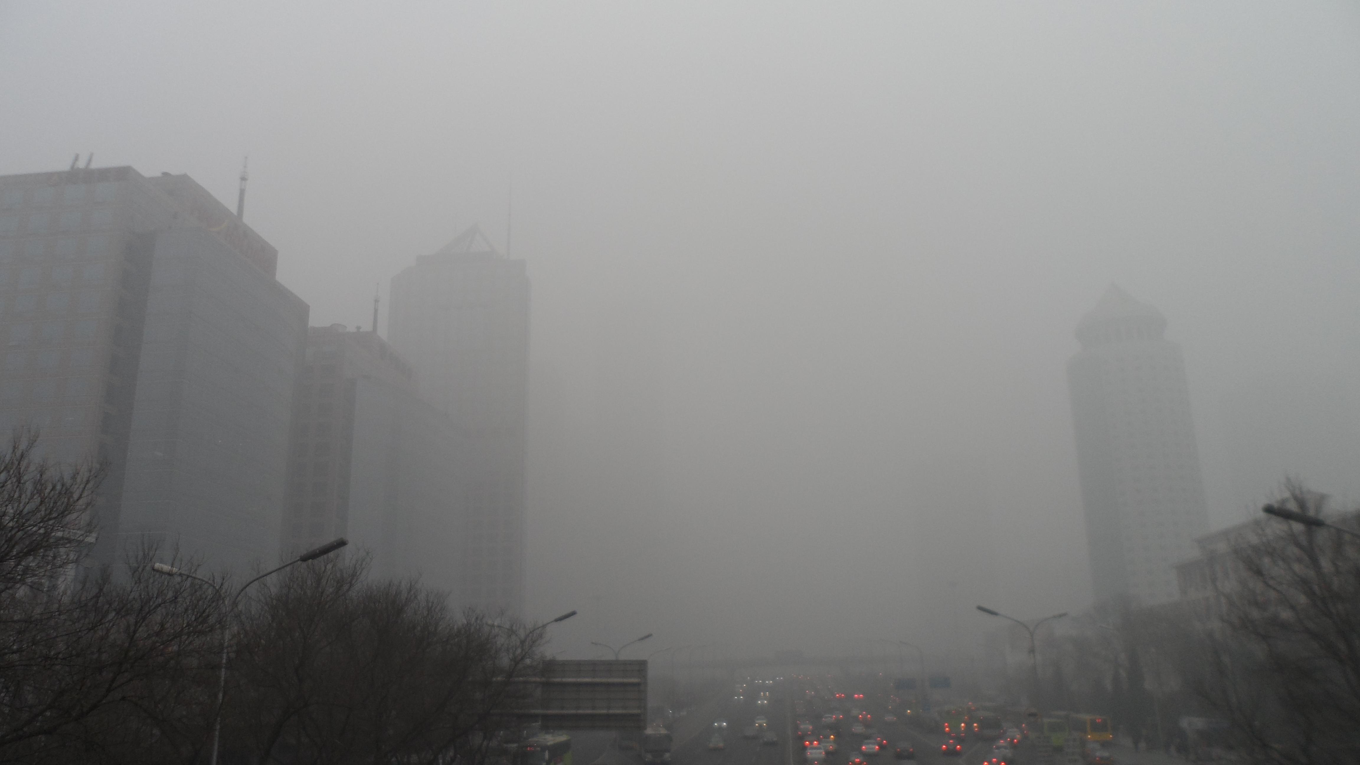 COD ROŞU de poluare în Beijing! Milioane de maşini vor fi interzise pe străzi, iar fabricile vor fi închise