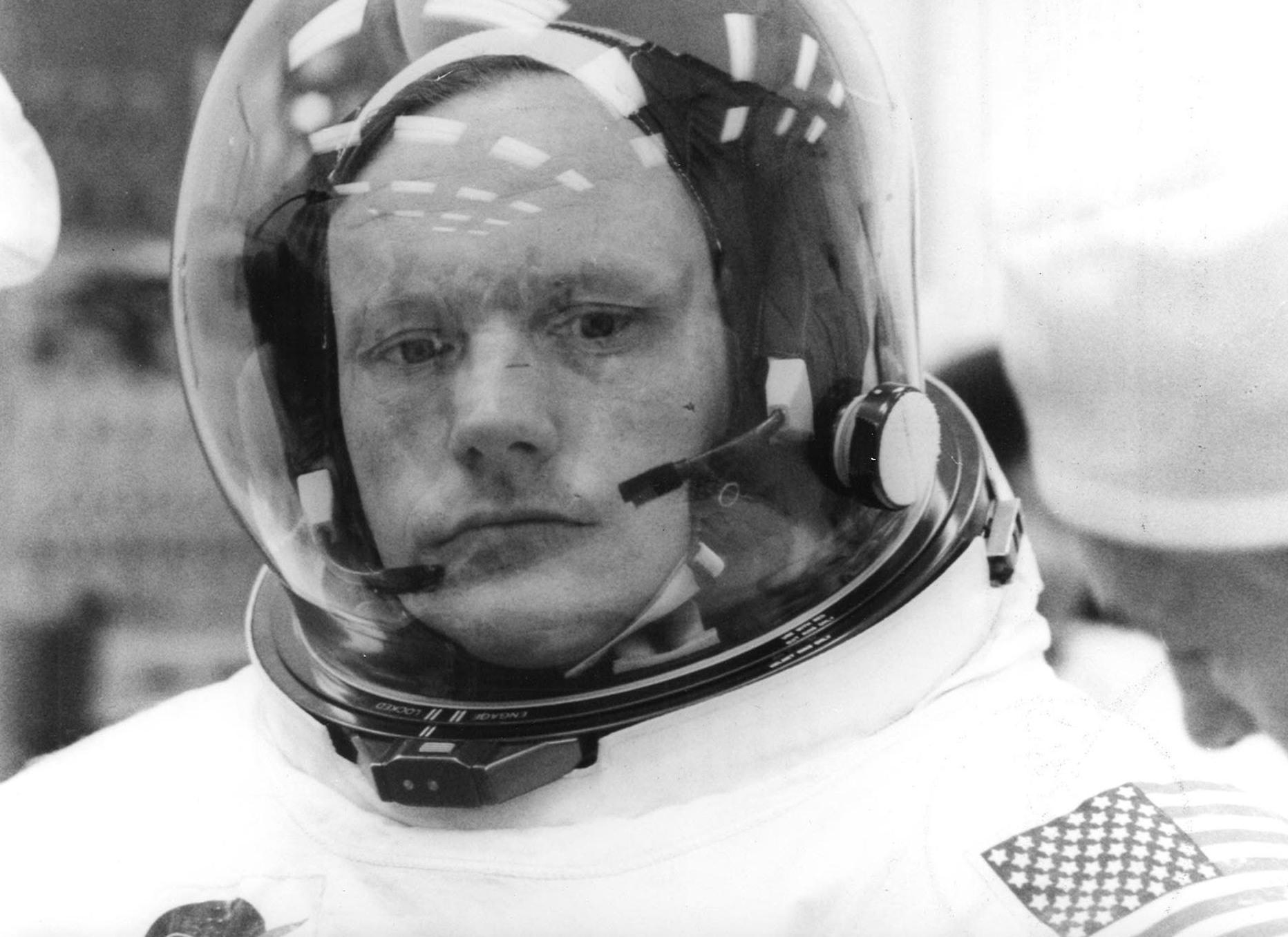 Primul Om Care A Pasit Pe Luna Descoperire istorică în dulapul lui Neil Armstrong. Ce și-a luat cu el