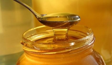 Mierea are proprietăţi incredibile! Ce se întâmplă dacă iei o linguriţă pe stomacul gol