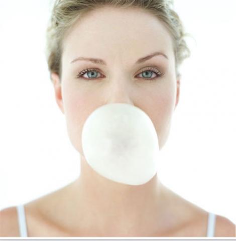 Ai înghițit guma de mestecat? Uite ce se va întâmpla în organismul tău!