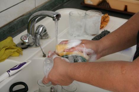 Te-ai obişnuit să speli vasele cu mâna? Specialiştii trag un semnal de ALARMĂ! Iată la ce PERICOL te expui fără să îţi dai seama