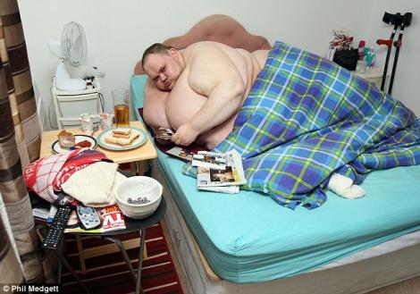 FOTO: Părea un copil obişnuit, însă a avut parte de un destin şocant! Carl Thompson, cel mai gras om din lume, s-a stins la 33 de ani