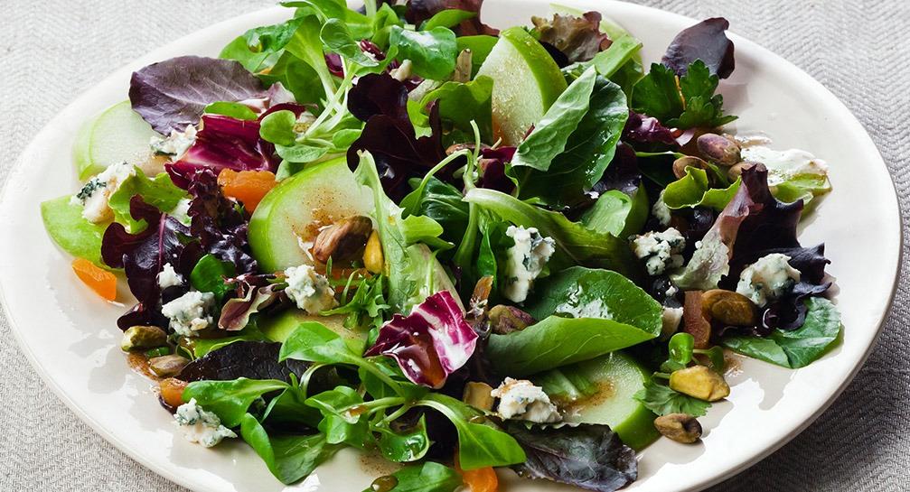 Mănâncă sănătos! Salată zâmbăreaţă, un preparat cu multe legume şi oregano