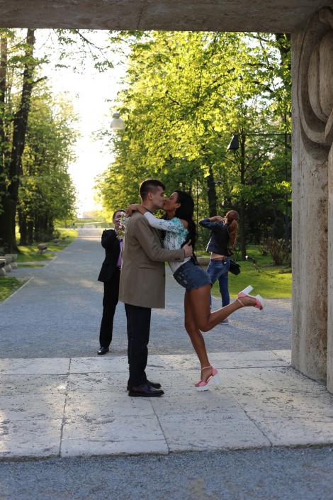 Luni și marți, la „Poftiți pe la noi!”, Daniela Crudu și Virgil Mănescu se sărută sub Poarta Sărutului