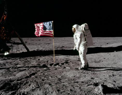 Apollo 11 şi primul pas pe Lună - cea mai mare farsă din istoria omenirii?! Teorii ale conspiraţiei care te pun pe gânduri
