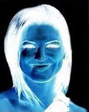 Privește atent! O iluzie optică ce face furori! Dacă te uiți o să vezi cum apare chipul unei femei frumoase!