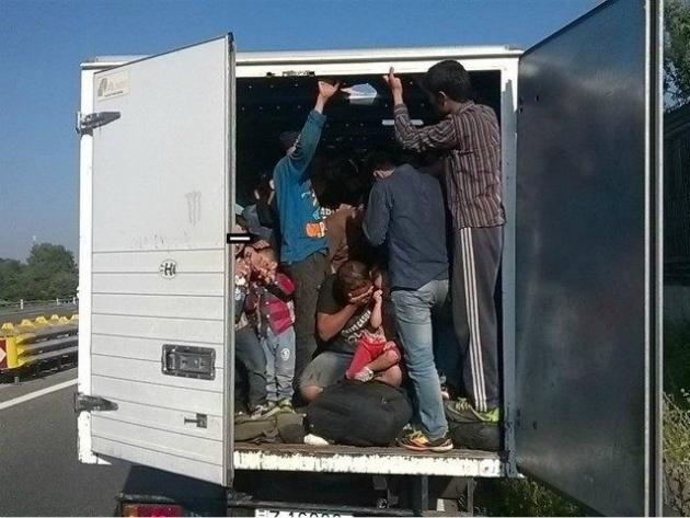 Un alt român arestat în Austria: Transporta 24 de imigranţi MINORI într-o camionetă