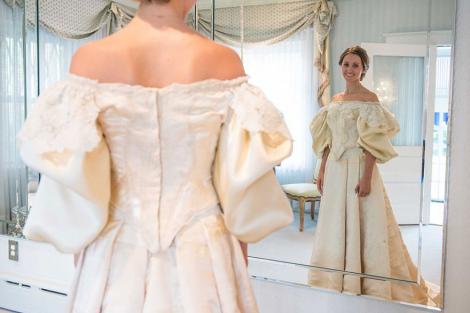 FOTO: Din mână-n mână, până la ultima mireasă. O creaţie vestimentară, veche de 120 de ani, purtată de 11 femei din aceeaşi familie
