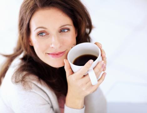 Adaugă două ingrediente "secrete" în cafea şi o să slăbeşti imediat! Scapă de kilogramele în plus cu ajutorul unui truc simplu