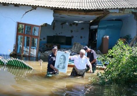 Imaginea zilei! Poza marelui Eminescu, salvată dintr-o casă inundată. Fotografia, postată pe contul de Facebook al unei instituții publice
