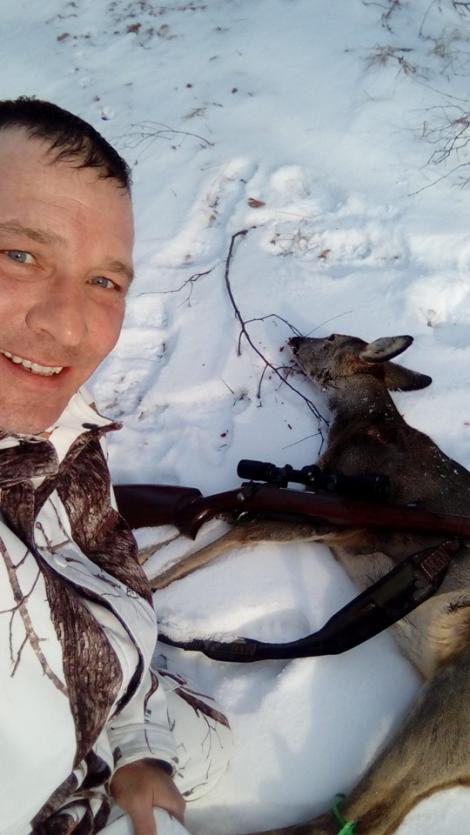 FOTO ȘOCANT: Mesajul revoltător al unui vânător după ce a împușcat o căprioară! Mii de români au fost înfuriați de postarea acestuia